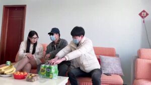 元旦跨年夜 被暗戀已久的女同學酒後強制打炮 無毛嫩穴騷母狗跪在我胯下邊吃雞巴邊叫爸爸