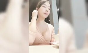 試衣間露臉自慰、沉浸體驗艾莉日常的一天，自慰開啟與自慰結尾，超色的全裸露臉