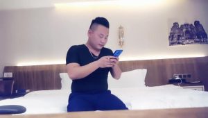 短裙肉感少婦，男人都愛這類型的，舌吻調情非常享受鏡頭前口交插嘴大屁股上位騎乘套弄