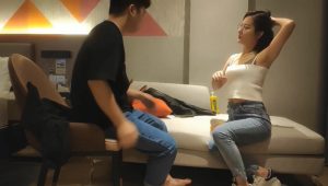 精品小少婦，黑絲白臀，玲瓏有致小騷貨，直播間人氣爆棚，千嬌百媚共度春宵