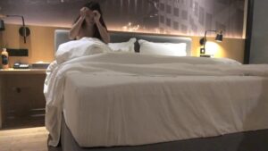 C罩杯美乳小姐姐姍姍來遲，大件夾抵食，啪啪狂插淫穴