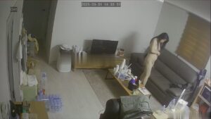 家庭台偷拍大叔出差回来等中午下班的媳妇回家迫不及待在沙发上来一炮泄泄火