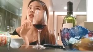 探花大神约啪气质女神，先喝点红酒调情聊天，、床上等各种爆干，激战一个多小时