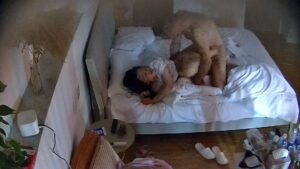 [MP4/731MB]7-2流出酒店偷拍颜值不错的短裙时尚美女被猥琐男架起一条腿操穴