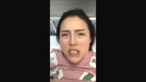 原創 [MP4/459MB]新婚夫妻情到濃時 直接在醫院病床上操逼內射