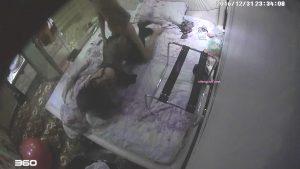 12-31经典酒店偷拍 情趣房里骚女朋友坐在情趣凳子上做爱，黑丝真诱人