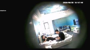 8-28经典酒店偷拍 风骚女友主动骑上男友大鸡巴插的很深，连续干炮不疲惫