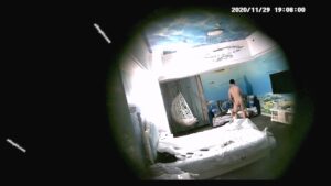 [MP4/1.69G]11-29经典酒店偷拍 情侣开房，美女主动吃鸡，啪啪20多分钟最后精子射到嘴里过程清晰可见