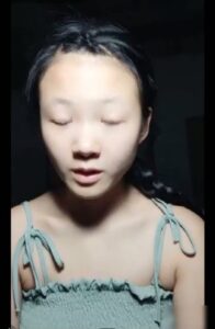 家境贫寒的纯情大奶小村姑在那个看了有点让人心酸的家直播听说这样能赚钱脱贫
