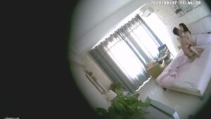 [MP4/1.83G]8-17经典酒店偷拍 深情接吻的情侣，逼逼湿的不行了，褪下内裤就开干，特别有味道