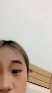 [MP4/ 394M] 童颜大奶新来的小美女贝贝洗个澡让狼友看光了，全程露脸互动撩骚洗干净给狼友展示