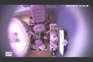 10-15经典酒店偷拍炮椅房 开放学生妹双腿张开等着男友的大鸡吧操小骚逼