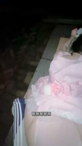 [MP4/ 523M] 海角乱伦大神意淫自己妹妹接妹妹放学在学校大门口的石凳上扒光开操内射她的天然粉嫩美鲍无水印版