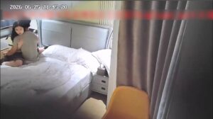 [MP4/1.13G]5-25流出酒店偷拍小哥约炮马尾辫子制服学生妹穿上黑丝做爱