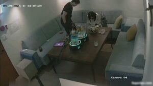 [MP4/ 496M] 黑客破解酒吧包房摄像头偷拍红内裤帅哥灌醉女同事朋友走后和她直接在沙发上开干