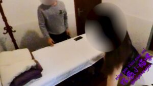 [MP4/ 496M] 骚老婆老婆按摩上瘾了，求我让她去按摩，好撅起屁股让按摩师操