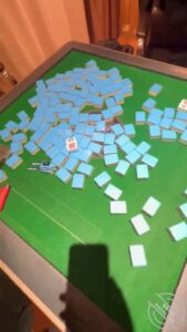 [MP4/ 1.37G] 带娇妻群P聚会，吃饭K歌打脱衣麻将，最后被轮流口爆颜射