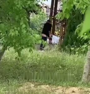 [MP4/ 251M] 春季野外偷拍中年夫妻野战 男主吃力后入喘息连连 美女翘臀迎合臀肉颤抖 淫靡至极