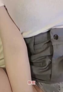 黑丝高跟美少妇嘴巴叼着胸罩被操到吐舌头口交拉丝