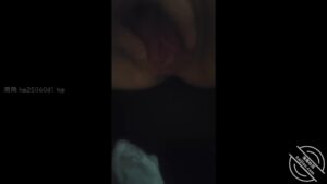 [MP4/ 131M] 大神人民日鲍垂涎已久的25岁大嫂，皮肤白皙美腿身材棒！经偷拿她的性感内裤打飞机