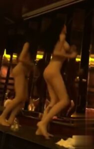 [MP4/ 216M] 酒吧舞女郎全裸热舞引金主，头发乱甩奶子纹丝不动像假胸