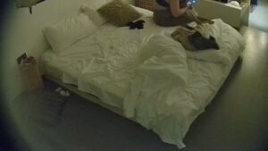 [MP4/ 1.15G] 民宿酒店 胖妞自觉穿上情趣开档丝袜侍候男人 这女上的体位对男人来说也是个考验呐 乐在其中2