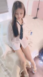 最美精神小妹之一，难得一见让人如此眼前一亮的萝莉美眉了，身材苗条白皙，年轻的身体！