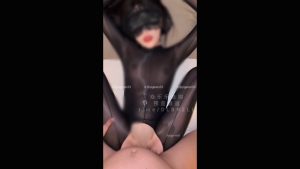 [MP4/837MB]《極上魅魔女》老婆第一次穿連體絲襪，沒想到效果這麽好!魅魔既視感連體黑絲，兩根插入，給老婆嘴都塞滿了