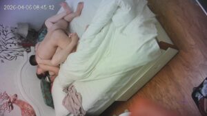 [MP4/1.67G]4-7流出酒店偷拍长腿少妇女上位榨取眼镜男的精液看样子在家没吃过饱饭