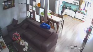 [MP4/ 881M] 黑客破解家庭网络摄像头偷拍老婆在厨房煮饭过程中被欲火浑身的老公 扒光抱起一顿操~1