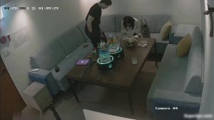 [MP4/ 448M] 黑客破解酒吧包房摄像头偷拍红内裤帅哥灌醉女同事朋友走后和她直接在沙发上开干