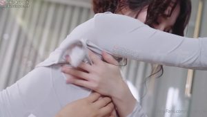 [MP4/ 310M] 辛尤里-家里的客厅出租给外人，无意却让夫妻俩性爱时多了一位「观众」怀孕的老婆和猥琐光头
