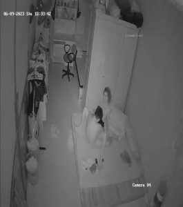 [MP4/ 535M] 黑客破解家庭网络摄像头偷拍 老公路过房间地铺被媳妇拉住 强行被迫交公粮完事美滋滋的掰开腿躺着