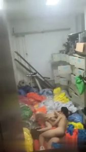 [MP4/ 91M] 大连市第24中学在存放幕布的仓库中做爱，被一名物理竞赛生碰到录了下来