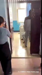 [MP4/ 49M] 离大谱 — 云南昆明农业大学学生情侣在教室里啪啪 被多位老师当场堵门！ 直接吓阳痿了