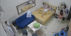 [MP4/ 668M] 房东出租屋卧室偷装监控摄像头偷拍三个合租房的小姐姐日常生活大胸妹喜欢在室友前展现身材无水印版