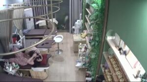 [MP4/ 585M] 新流出黑客破解摄像头偷拍美容院年轻漂亮老板娘和房东儿子在按摩床偷情啪啪
