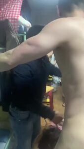 [MP4/ 192M] 猎奇：工厂宿舍抓奸，应该是刚操完就被抓了，无论男女都是一顿暴打，场面十分刺激