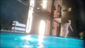 [MP4/ 889M] 贵在真实，温泉酒店偷拍女士洗漱间内部春光，极品大奶姐姐弯腰搓洗一对车大灯晃个不停