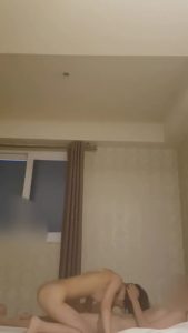 [MP4/ 340M] 绿帽小哥和大鸡巴老铁一块分享刚做完隆胸的女友一块3P无水印版