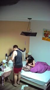[MP4/ 2.46G] 新流出稀有投影房偷拍返校的学生情侣反差婊眼镜学妹穿上情趣内衣两个奶子很惹火