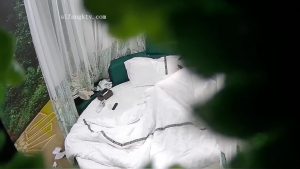 [MP4/ 869M] 酒店摄像头破解小伙带着极品女友酒店开房打一炮累了叫个外卖吃