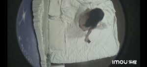 [MP4/ 389M] 酒店摄像头破解中年大叔和刚刚离异性欲旺盛美女同事刚刚睡醒再来一炮