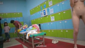 [MP4/ 745M] 洗浴中心内部员工偷拍一块来泡澡的母女女儿的身材是相当的不错又白又嫩