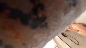 [MP4/ 407M] 门缝下偷拍女邻居洗澡在手淫☀故意压着嗓子淫笑了几声☀妹子瞬间动作僵硬住了