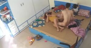 [MP4/ 857M] 居家摄像头破解一对毫无廉耻的夫妻竟然当着孩子的面玩69啪啪啪