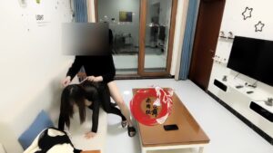 [MP4/ 179M] 熟女控必备，大胆露脸巨乳肥臀人妻赤鳞狂舞系列31，连体开裆黑丝客厅大战无套内射