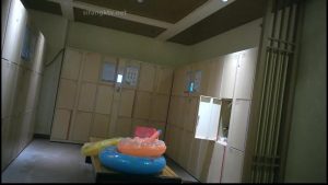 [MP4/ 353M] 游泳馆内部员工偷拍几位高颜值小姐姐换衣服人美B嫩