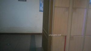 [MP4/ 284M] 游泳馆内部员工偷拍众多的美女换衣服还有不少白白嫩嫩的小姐姐