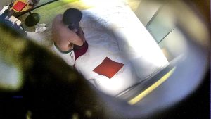 [MP4/ 1.72G] 宾馆上帝视角真实偷拍，模特级别美女被饥渴男强行按倒霸王硬上弓爆肏